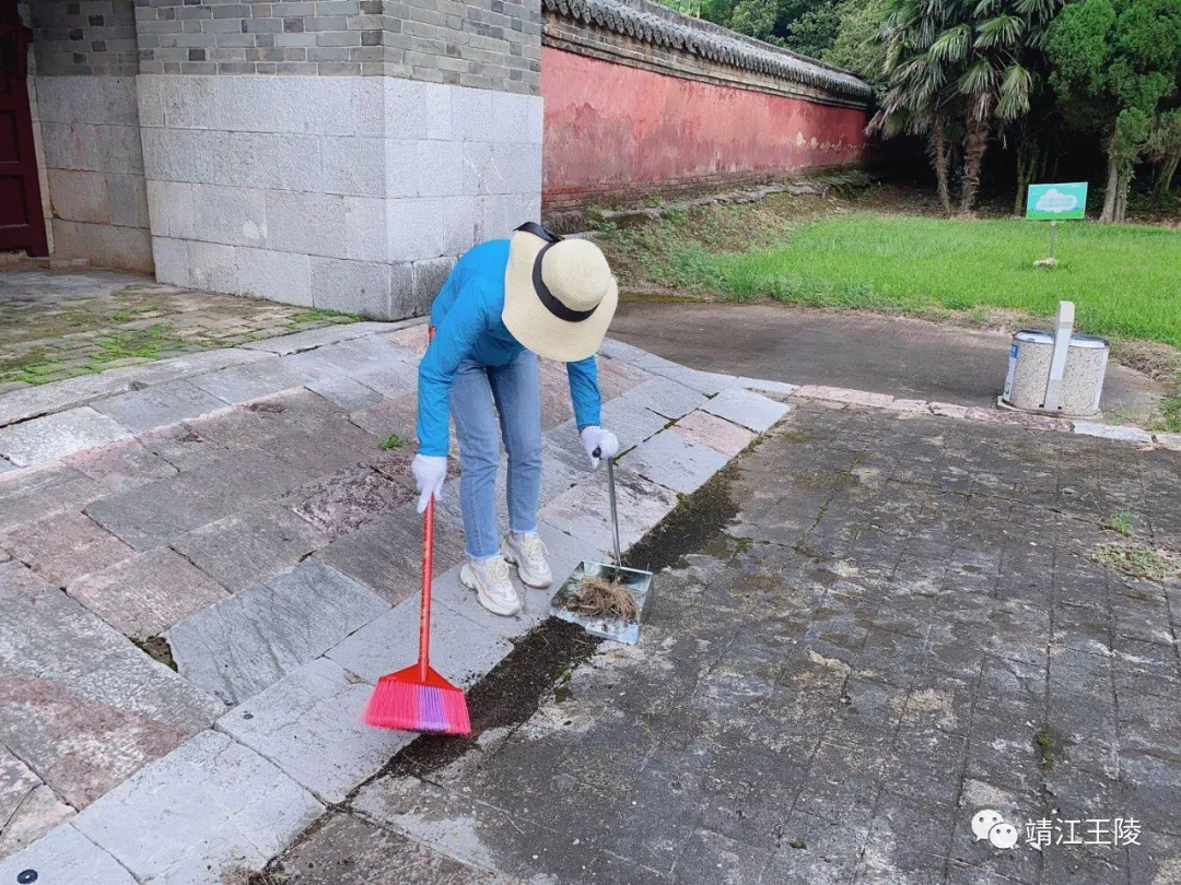 1 台阶前的青苔，地砖缝中的青草，在女同事们的细心清理下无所遁形，整洁的园区更是焕然一新。 (1).png