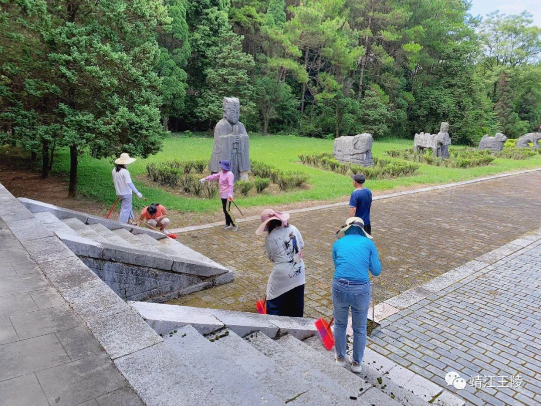 1 台阶前的青苔，地砖缝中的青草，在女同事们的细心清理下无所遁形，整洁的园区更是焕然一新。 (4).png