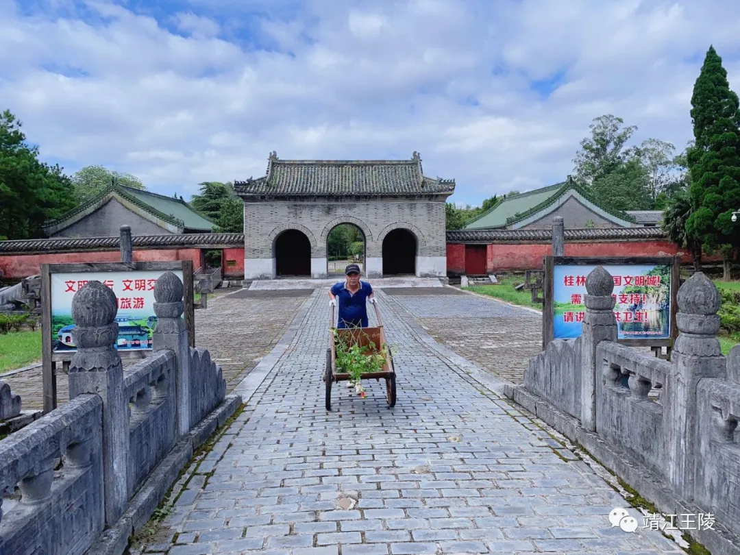 1 台阶前的青苔，地砖缝中的青草，在女同事们的细心清理下无所遁形，整洁的园区更是焕然一新。 (2).png