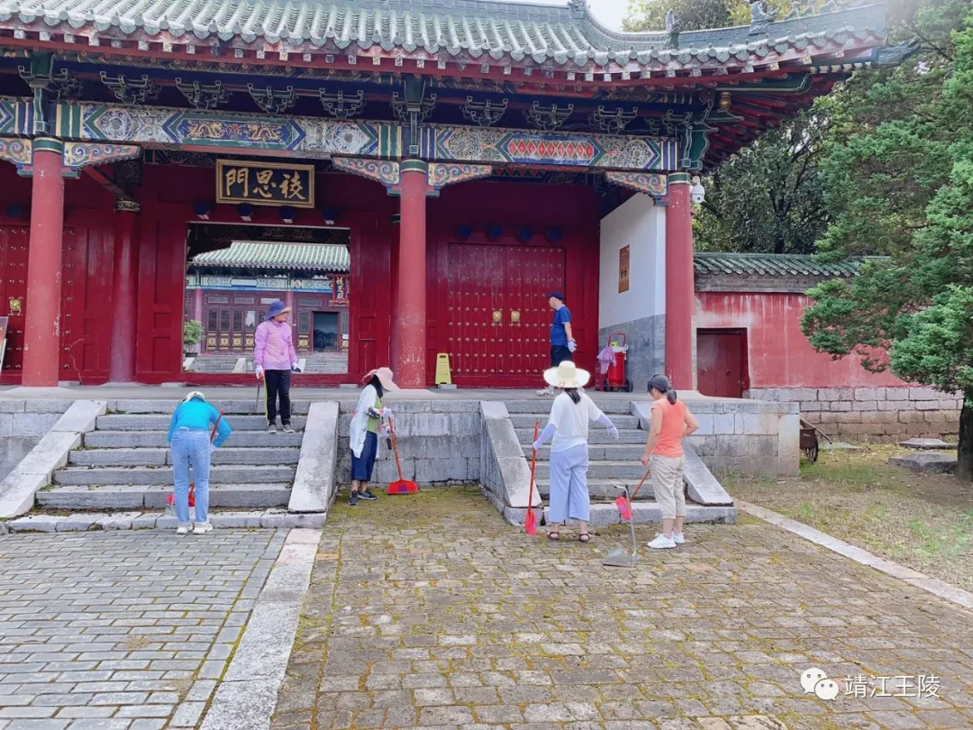 1 台阶前的青苔，地砖缝中的青草，在女同事们的细心清理下无所遁形，整洁的园区更是焕然一新。 (3).png